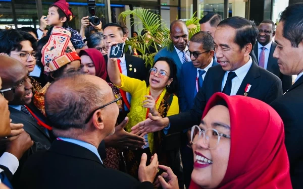 Thumbnail Jokowi disambut para pejabat kedutaan besar Indonesia di Kenya dan warga negara Indonesia di Hotel,(20/8/2023). (Foto: BPMI Setpres/Laily Rachev)