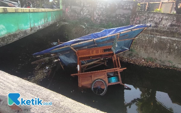 Thumbnail Berita - Gerobak Nasi Kucing di Pacitan Nyungsep ke Selokan