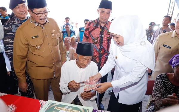 Thumbnail Berita - Gubernur Khofifah Salurkan Bantuan kepada Masyarakat Rentan di Bangkalan