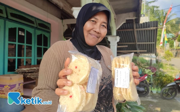 Thumbnail Kisah Sumarti, Pembuat Rengginang Singkong Paling Populer di Pacitan