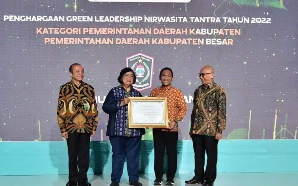 Thumbnail Berita - Bupati Lumajang Kembali Raih Penghargaan Green Leadership Nirwasita Tantra