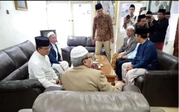 Thumbnail Anies Baswedan saat ditemui KH. Cholil Dahlan dan para pimpinan Pesantren Darul Ulum Rejoso Peterongan Jombang (31/8/2023). (Foto: Istimewa)