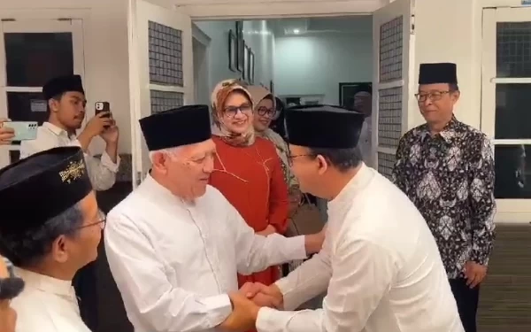 Thumbnail Anies Baswedan disambut KH. Hakim Mahfudz atau Gus Kikin Pengasuh Pesantren Tebuireng Jombang di dalem Kasepuhan (31/8/2023). (Foto: Istimewa)