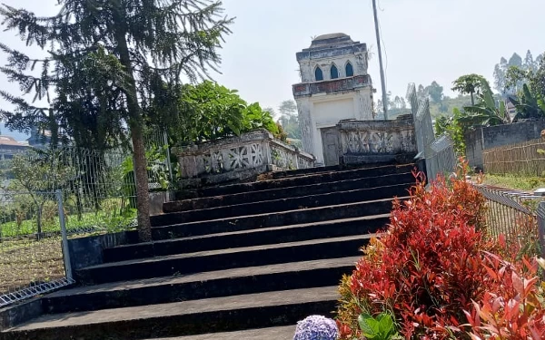 Thumbnail Berita - Makam Dinger di Kota Batu, Makam Tuan Tanah Belanda