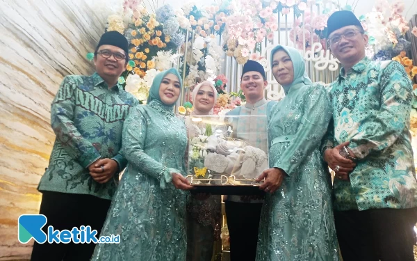 Thumbnail Ning Ema, Ibunda dari calon mempelai putri menerima penyerahan hantaran dari ibunda mempelai putra. (Foto: Rifat/Ketik.co.id)