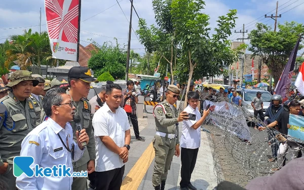 Tuntut Hak Buruh, SBMB Geruduk Kantor Disnaker Jember