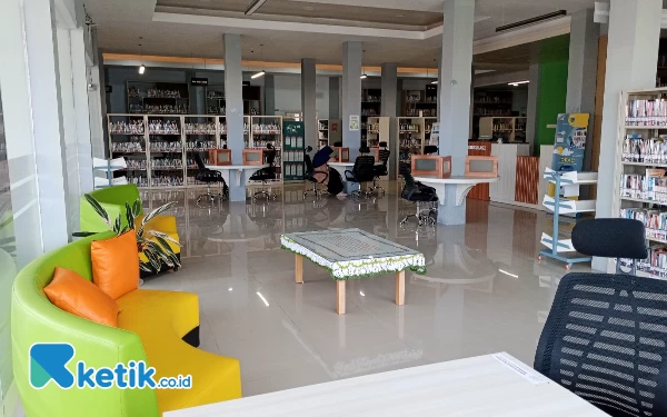 Thumbnail Kenyamanan ruang baca di Perpustakaan Umum Daerah Kota Batu, Rabu (6/9/2023). (Foto: Sholeh/ ketik.co.id)