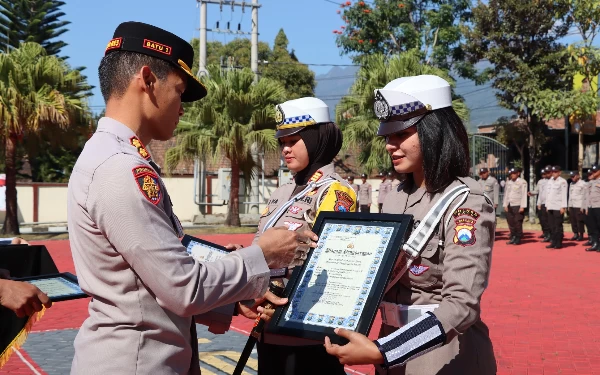 Belasan Anggota Polres Batu Dapatkan Penghargaan