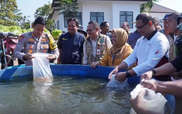 Thumbnail Jaga Ketahanan Pangan, Pj Wali Kota Batu Panen Bawang dan Ikan