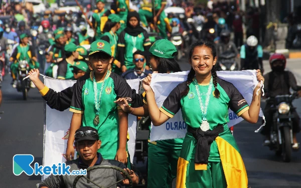 Pawai Tim Putra-Putri Sepak Bola Sidoarjo Dapat Sambutan Meriah Warga Kota Delta