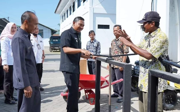 Tingkatkan Kualitas, Petani Tembakau di Pacitan Terima Bantuan Alat Pertanian