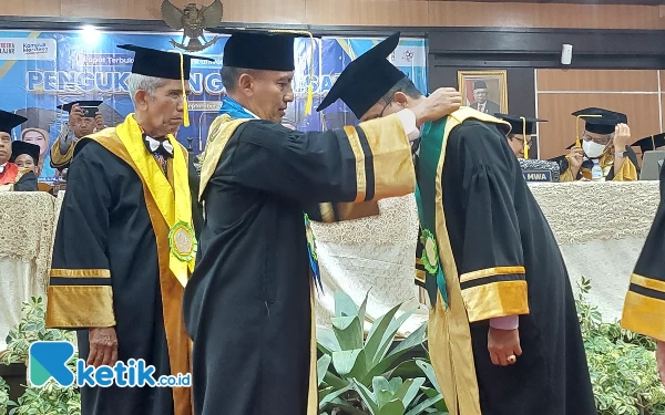 Kukuhkan 8 Guru Besar, Unesa Dorong Profesor Terjun Langsung ke Desa