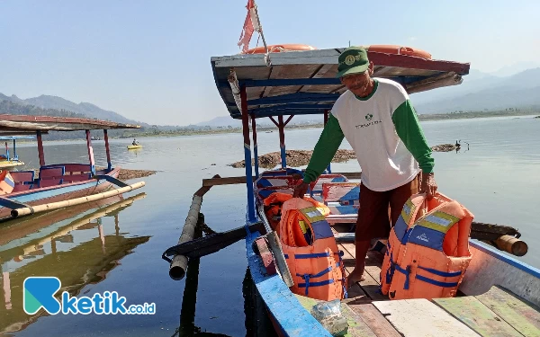 Sensasi Naik Perahu Berkeliling Bendungan Selorejo