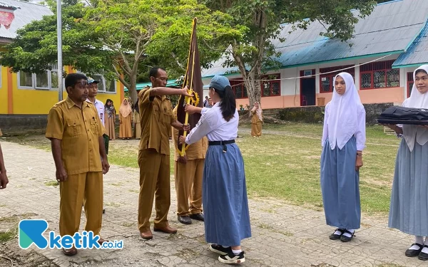 Setelah Dilantik, Kepsek SMA Negeri 7 Halsel Kukuhkan Pengurus OSIS