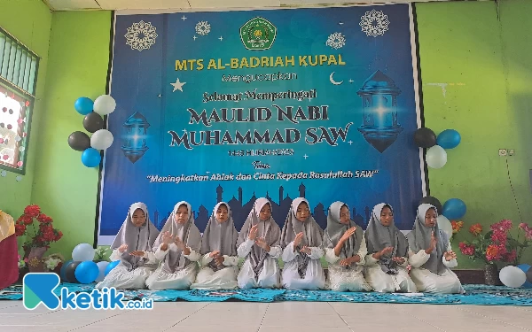 Thumbnail Gelar Peringatan Maulid Nabi, MTs Al Badriyah Kupal Halsel Tampilkan Seni Islam Nusantara