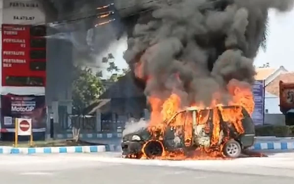 Thumbnail Mobil Kijang Ludes Terbakar saat Isi BBM di SPBU