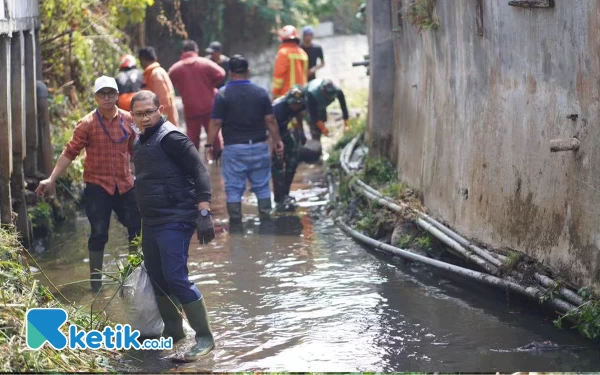 Thumbnail Berita - Pj Wali Kota Batu Nyemplung ke Sungai Pimpin Bersih-bersih Sungai Lesti