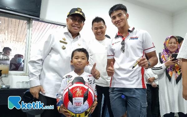 Thumbnail Mario Aji berfoto bersama Pj Gubernur NTB Lalu Gita Ariadi dan sang cucu serta manajer Kiagus Firdaus (Foto: Naufal/Ketik.co.id)