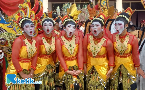 Thumbnail Penampilan para penari yang akan mengisi pawai budaya di Peringatan HUT ke 78 Provinsi Jawa Timur. Kamis (12/10/2023).(Foto: Husni Habib/Ketik.co.id)