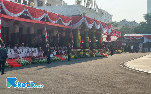 Thumbnail Gedung Negara Grahadi dihiasi oleh berbagai macam hasil bumi. Kamis (12/10/2023).(Foto: Husni Habib/Ketik.co.id)