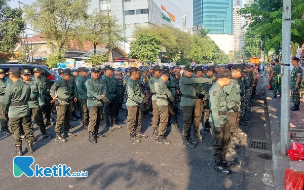 Thumbnail Pasukan sedang mempersiapkan diri jelang Upacara Peringatan HUT ke-78 Provinsi Jawa Timur. Kamis (12/10/2023).(Foto: Husni Habib/Ketik.co.id)