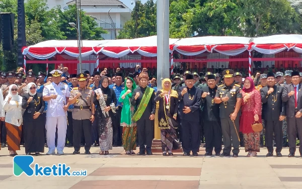 Foto Gubernur Khofifah berfoto bersama sejumlah kepala OPD dan Forkopimda di lingkungan Pemprov Jatim. (Foto: Husni Habib/Ketik.co.id)