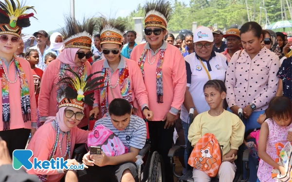 Kunjungan OASE KIM ke Raja Ampat, Istri Kapolri Bagikan Kursi Roda untuk Disabilitas