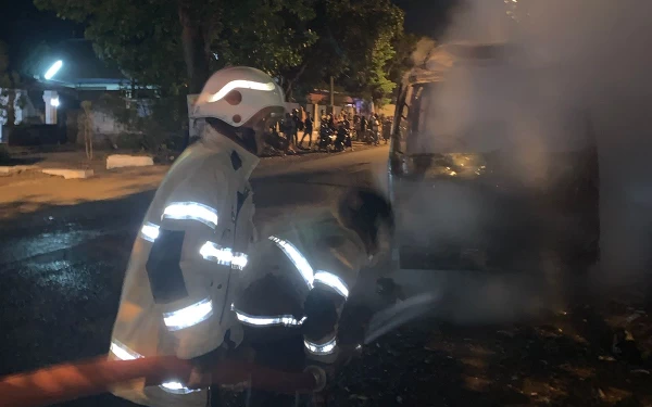 Thumbnail Diduga Korsleting, Mobil Hangus Terbakar di Jalan Bondowoso - Jember