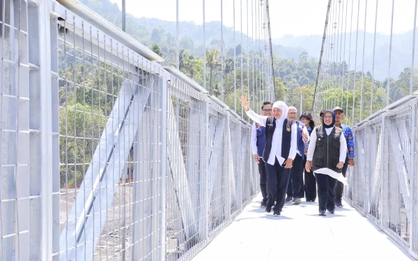 Thumbnail Berita - Luluh Lantak Diterjang Banjir, Gubernur Khofifah Berharap Pembangunan Jembatan Gantung Kali Regoyo Kembali Bangkitkan Ekonomi Warga