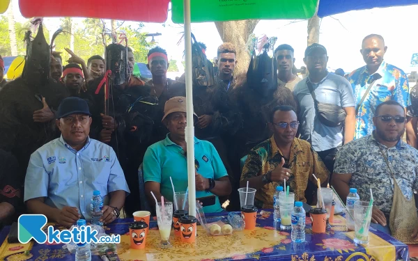 Thumbnail Busana tradisional yang dikenakan oleh Group Suling Tambur dari Misool Timur dalam lomba Suling Tambur yang dipusatkan di area Pantai WTC, Kita Waisai, Kamis (19/10) tersebut adalah busana tradisional Suku Matbat Misool yang merupakan warisan leluhur yang hingga saat ini masih dipertahankan dan dilestarikan oleh generasi Suku Matbat. Ketua Komisi I DPRK Raja Ampat, Fahmi Macap yang juga sebagai anak adat dari Suku Matbat menegaskan bahwa, busana tradisional yang dikenakan oleh salah satu grup Suling Tambur dari Misool ini adalah Busana Tradisional para leluhur Suku Matbat yang biasanya digunakan pada saat ada perang.
"Dengan adanya event ini, kita ingin munculkan ciri khas budaya, adat dan istiadat di Misool, sekaligus mempertegas bahwasanya orang Matbat masih memegang teguh adat dan istiadat termasuk Senin dan budayanya". Kata Fahmi. (Foto: Abhie/Ketik.co.id)