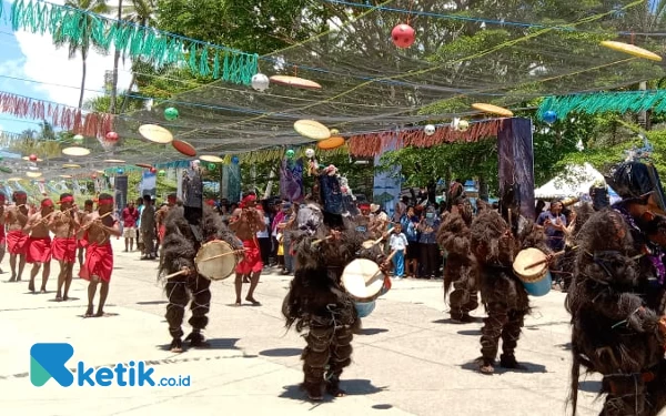 Thumbnail Puluhan group Suling Tambur tampil memukau dalam lomba Suling Tambur yang digelar di Pantai WTC, Kota Waisai, Raja Ampat, Papua Barat Daya, Kamis (19/10/2023). Dari sekian banyak group Suling Tambur yang ikut dalam pentas kali ini, terdapat salah satu grup Suling Tambur dari Misool yang menyita perhatian penonton. Group Suling Tambur yang telah diketahui berasal dari Distrik Misool Timur Kab. Raja Ampat itu, telah mengenakan busana tradisional Suku Matbat (Salah satu suku di Raja Ampat). Busana yang dikenakan tersebut biasa disebut sebagai "Setan Gamutu". Penampilan Group Suling Tambur ini sontak menyita perhatian penonton. (FOTO: Abhie/Ketik.co.id)