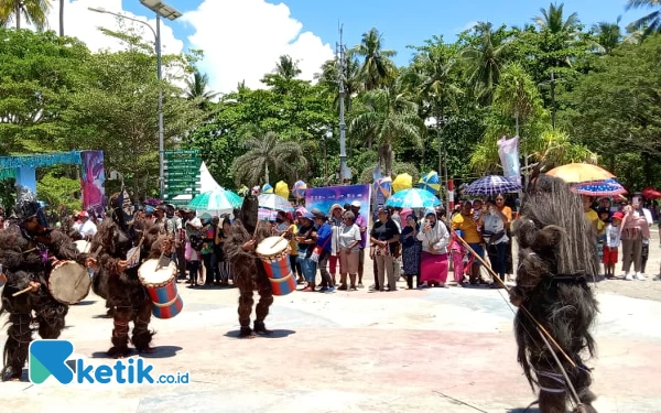 Busana Tradisional Suku Matbat Warnai Lomba Suling Tambur di Waisai