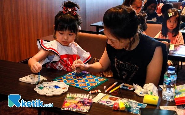 Peringati Hari Batik, Ajak Anak-Anak Mewarnai Batik di Hotel