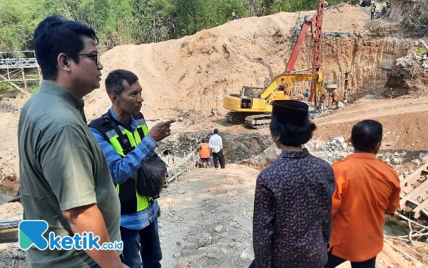 Thumbnail Berita - Komisi III DPRD Kabupaten Blitar Sidak Jembatan Dawuhan, Kontraktor Yakin Sesuai Target