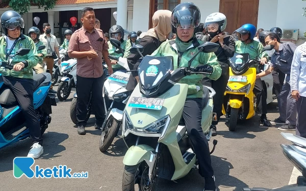 Thumbnail Berita - Kampanyekan Energi Bersih Pemprov Jatim Gelar Konvoi Motor Listrik