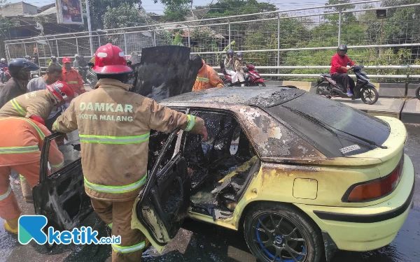 Thumbnail Berita - Mesin Overheat, Mobil Mazda Astina Terbakar di Jembatan Ranugrati Kota Malang