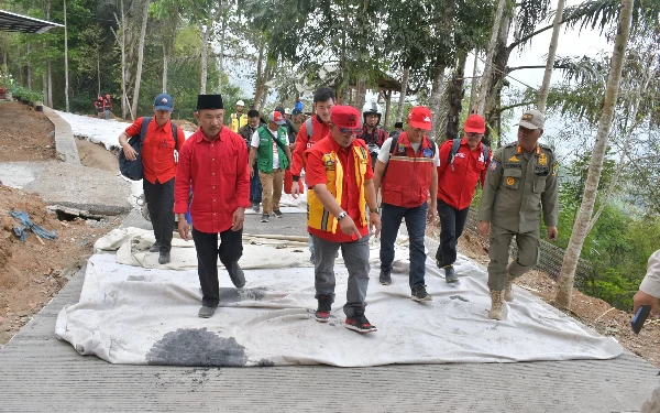 Pastikan Pembangunan Lancar, Bupati Cianjur Pantau Jalur Jalan Londok - Bayuning