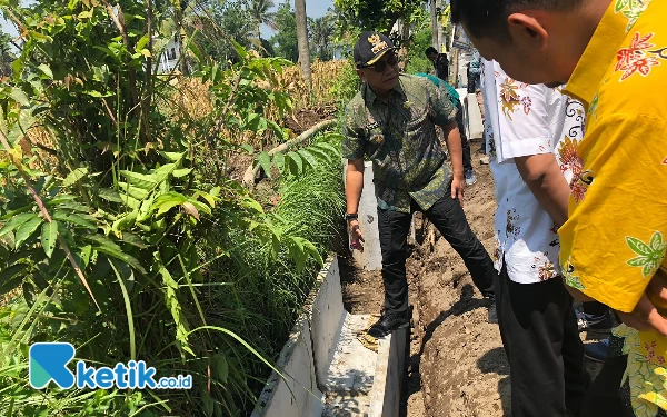 Thumbnail Pastikan Pengerjaan Sesuai, Pj Bupati Tinjau Langsung Pembangunan Drainase di 2 Titik