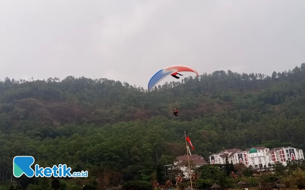 Thumbnail Berita - Bentuk Kepedulian, Ridwan Asnan Kibarkan Bendera Palestina di Langit Kota Batu