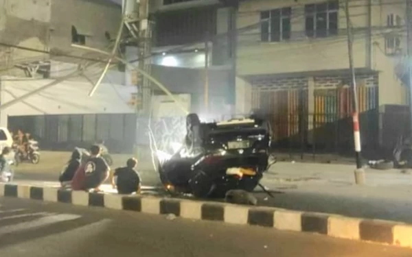 Thumbnail Berita - Ngantuk, Expander Tabrak Pembatas Jalan hingga Terbalik di A Yani Surabaya