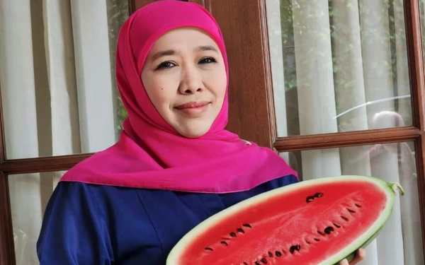 Wujud Solidaritas Palestina, Gubernur Khofifah Unggah Foto Pegang Buah Semangka