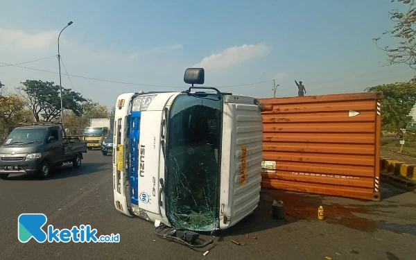 Sopir Ngantuk, Truk Kontainer Terguling di Tol Perak Surabaya