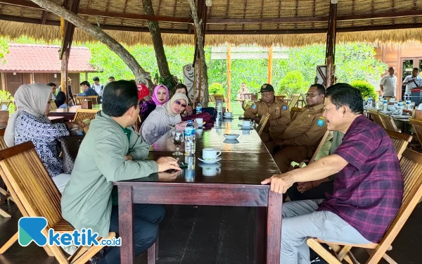 Thumbnail Menteri Desa, Pembangunan Daerah Tertinggal dan Transmigrasi, Abdul Halim Iskandar dan rombongan diagendakan untuk mengunjungi objek wisata Piainemo, Kampung wisata Arborek. Sebelum tour di objek wisata, Gus Halim dan rombongan dijamu di salah satu Resort di sekitar Kota Waisai ditemani Wakil Bupati Orideko Iriano Burdam, Selasa (14/11). Foto: (Abhie/Ketik.co.id)