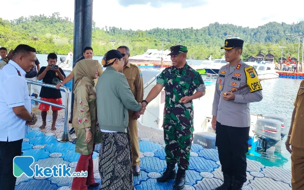 Thumbnail Tiba di Pelabuhan Falaya, Kota Waisai, Raja Ampat Papua Barat Daya pada Selasa (14/11), Menteri Desa, Pembangunan Daerah Tertinggal dan Transmigrasi, Abdul Halim Iskandar dan rombongan disambut Wakil Bupati Raja Ampat, Orideko Iriano Burdam dan Forkopimda di Raja Ampat. Foto: (Abhie/Ketik.co.id)