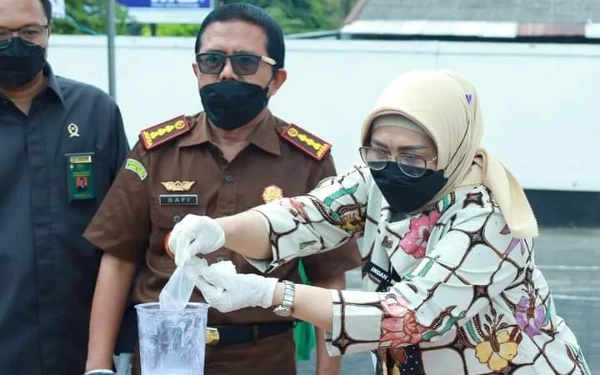 Thumbnail Berita - Pj Bupati Lumajang Hadiri Pemusnahan Bukti Kejahatan, Termasuk Ganja dan Sabu