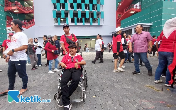 Thumbnail Penonton dari berbagai daerah berbondong-bondong menyaksikan pembukaan Piala Dunia U-17 2023 di GBT Surabaya (10/11/2023). (Foto: Husni Habib/Ketik.co.id)