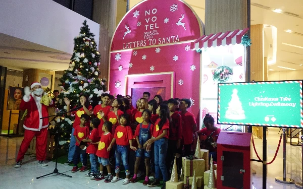 Thumbnail Sambut Natal, Novotel Samator Surabaya Timur Ajak Anak Panti Asuhan Tuliskan Harapan Pada Santa