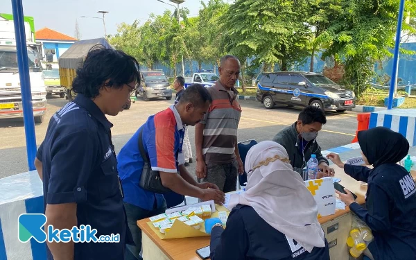 Thumbnail Puluhan Sopir Angkutan Umum dan Angkutan Barang Di Jembatan Timbang Dan Pangkalan Truk Jalani Tes Urine