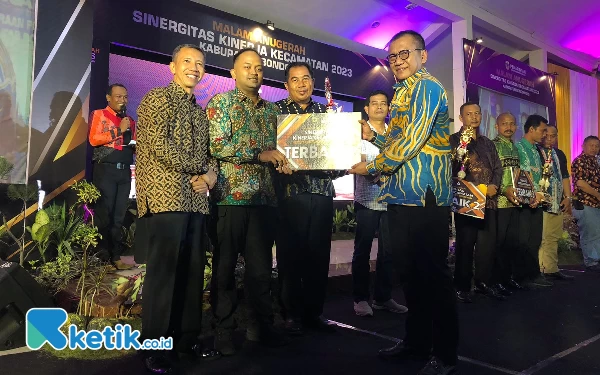 Thumbnail Berita - Sukosari Jadi Terbaik I di Anugerah Sinergitas Kinerja Kecamatan 2023, Begini Pesan Pj Bupati