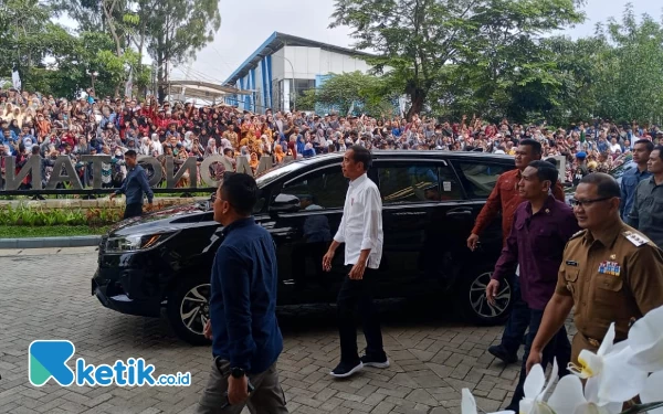 Thumbnail Berita - Warga Kota Batu Sambut Meriah Kedatangan Presiden Jokowi